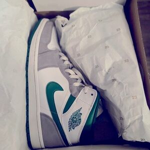 Men Jordan Mid 1’s for sale only worn a couple times!
